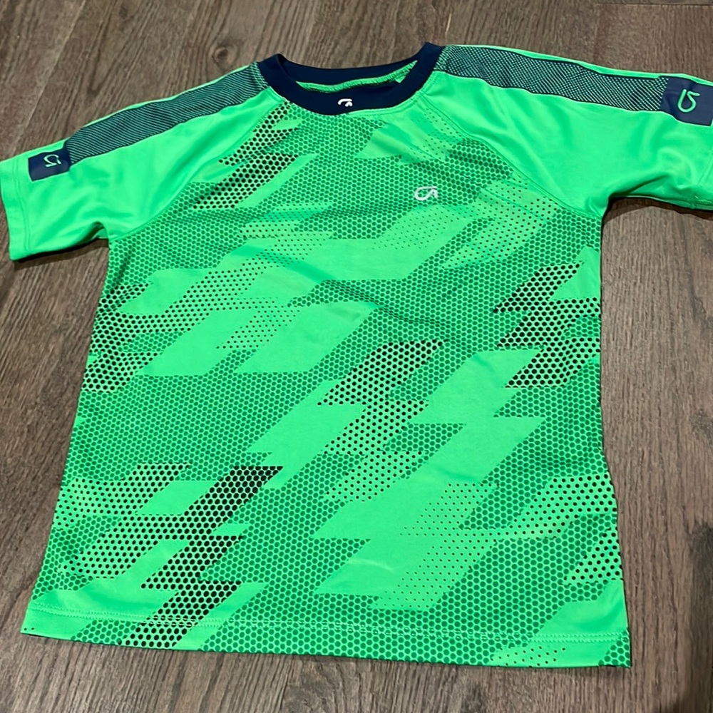 COPY - 10/10 Gap fit sz 6-7 athletic tshirt